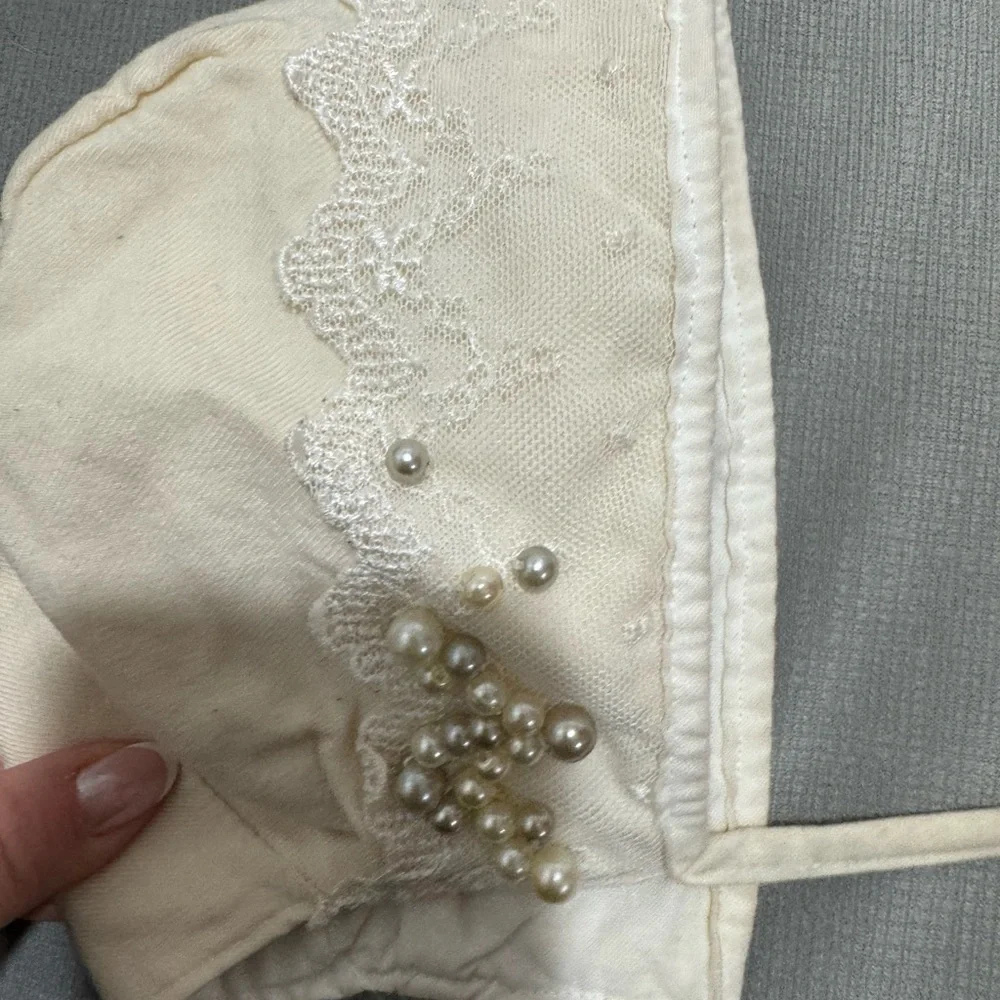 Baby girl bonnet with lace and pearls